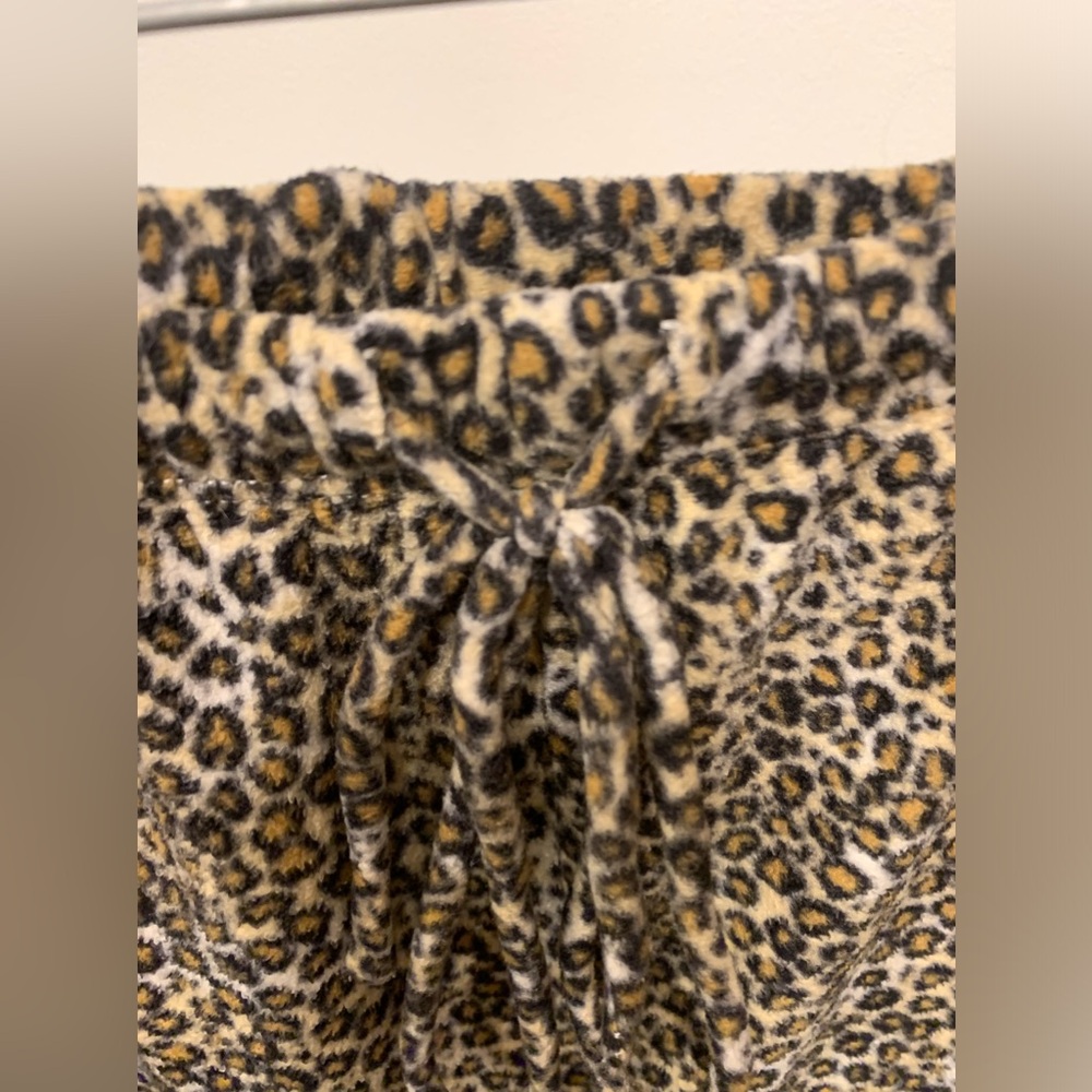 🦁✨ Feline Fabulous in LizWear Leopard Print Pajama Set! ✨🦁 - Picture 11 of 12